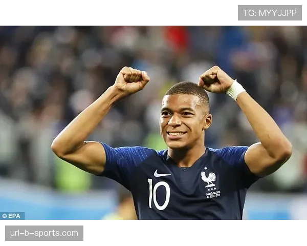 现场:卢顿球员因拖延开球时间领取黄牌,主帅在场边表示不满 现场:卢顿球员因拖延开球时间领取黄牌,主帅在场边表示不满