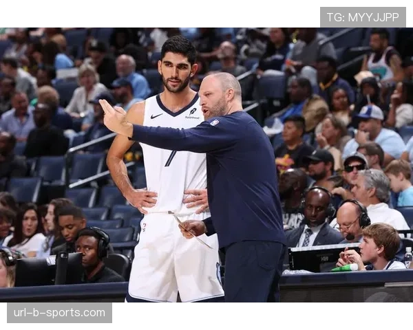 灰熊队主教练泰勒·詹金斯因公开批评裁判,被联盟罚款25000美元 灰熊队主教练泰勒·詹金斯因公开批评裁判,被联盟罚款25000美元